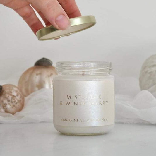Mistletoe + Winterberry Candle - 17 oz